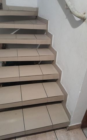 Casa à venda com 224m², 6 quartos e 2 vagas Casa à venda com 224m², 6 quartos e 2 vagasEscada