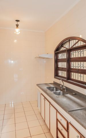 Casa à venda com 218m², 4 quartos e 3 vagas Casa à venda com 218m², 4 quartos e 3 vagasCozinha