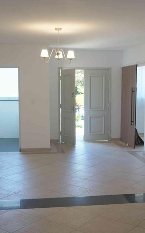 Casa de condomínio à venda com 360m², 2 quartos e 3 vagasSala