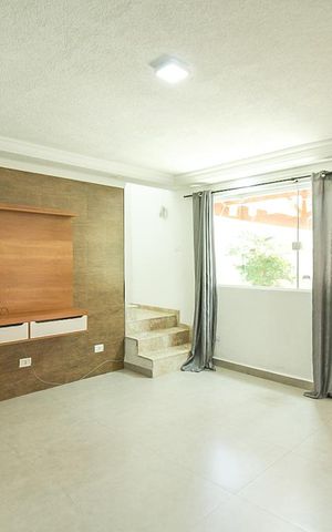Casa para alugar com 200m², 3 quartos e 3 vagas Casa para alugar com 200m², 3 quartos e 3 vagasSala