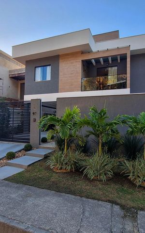 Casa à venda com 192m², 3 quartos e 2 vagas Casa à venda com 192m², 3 quartos e 2 vagasFachada
