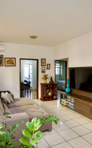 Casa à venda com 280m², 3 quartos e 2 vagas Casa à venda com 280m², 3 quartos e 2 vagasSala de TV
