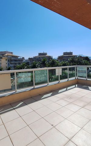 Apartamento à venda com 190m², 3 quartos e 3 vagas Apartamento à venda com 190m², 3 quartos e 3 vagasVaranda da Sala