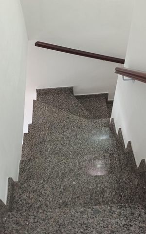 Casa para alugar com 240m², 3 quartos e 3 vagas Casa para alugar com 240m², 3 quartos e 3 vagasEscada