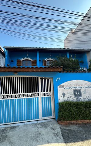 Casa à venda com 295m², 5 quartos e 2 vagasFachada