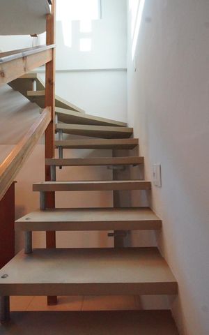 Casa para alugar com 300m², 2 quartos e 2 vagasEscada de acesso a cobertura