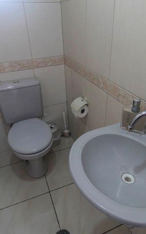 Casa à venda com 375m², 4 quartos e 4 vagas Casa à venda com 375m², 4 quartos e 4 vagasBanheiro da Sacada