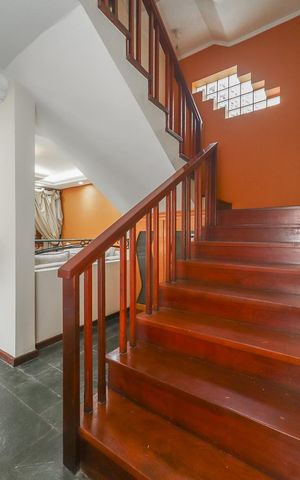 Casa à venda com 374m², 3 quartos e 4 vagas Casa à venda com 374m², 3 quartos e 4 vagasEscada acesso 2° piso