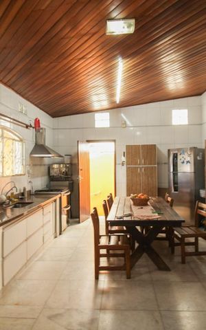 Casa à venda com 200m², 3 quartos e 6 vagasSala