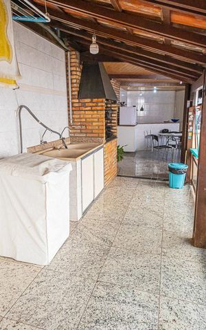 Casa à venda com 378m², 5 quartos e 6 vagas Casa à venda com 378m², 5 quartos e 6 vagasarea de serviço e jardim