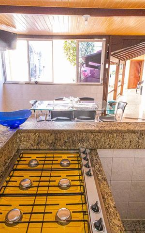 Casa à venda com 378m², 5 quartos e 6 vagas Casa à venda com 378m², 5 quartos e 6 vagascozinha gourmet
