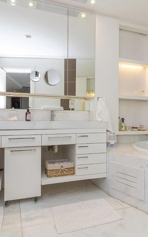 Apartamento para alugar com 312m², 3 quartos e 3 vagas Apartamento para alugar com 312m², 3 quartos e 3 vagasBanheiro social
