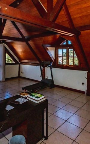 Casa à venda com 472m², 3 quartos e 4 vagasEscritório