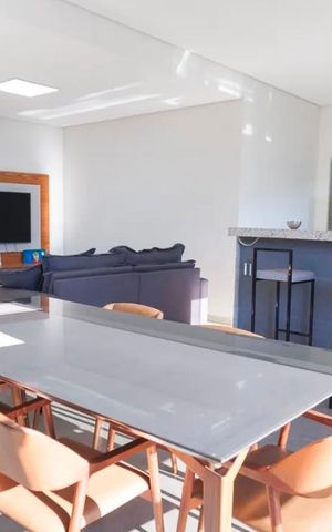 Casa à venda com 200m², 3 quartos e 5 vagas Casa à venda com 200m², 3 quartos e 5 vagasSala