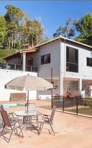 Casa à venda com 200m², 3 quartos e 5 vagas Casa à venda com 200m², 3 quartos e 5 vagasPiscina