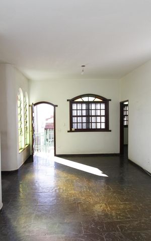 Casa à venda com 300m², 5 quartos e 2 vagasSala