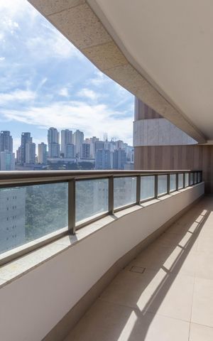 Apartamento à venda com 377m², 4 quartos e 4 vagas Apartamento à venda com 377m², 4 quartos e 4 vagasVaranda