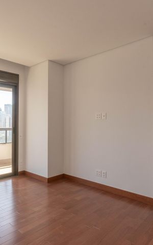 Apartamento à venda com 377m², 4 quartos e 4 vagas Apartamento à venda com 377m², 4 quartos e 4 vagasSuíte 4