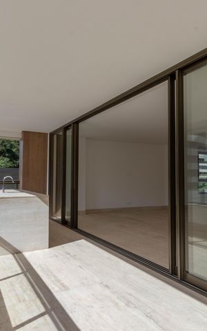 Apartamento à venda com 377m², 4 quartos e 4 vagas Apartamento à venda com 377m², 4 quartos e 4 vagasVaranda