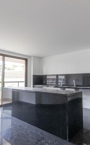 Apartamento à venda com 377m², 4 quartos e 4 vagas Apartamento à venda com 377m², 4 quartos e 4 vagasCozinha