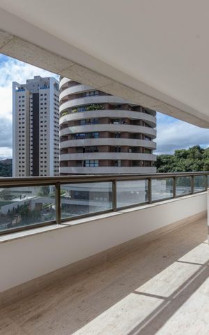 Apartamento à venda com 377m², 4 quartos e 4 vagas Apartamento à venda com 377m², 4 quartos e 4 vagasVaranda