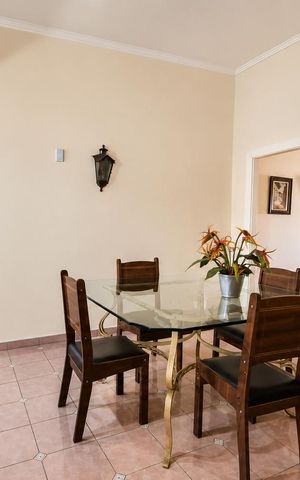 Casa à venda com 900m², 4 quartos e 4 vagas Casa à venda com 900m², 4 quartos e 4 vagasSala