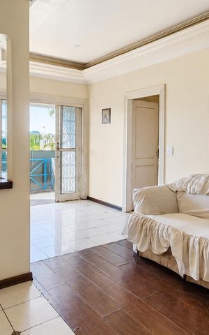 Casa à venda com 900m², 4 quartos e 4 vagas Casa à venda com 900m², 4 quartos e 4 vagasSala