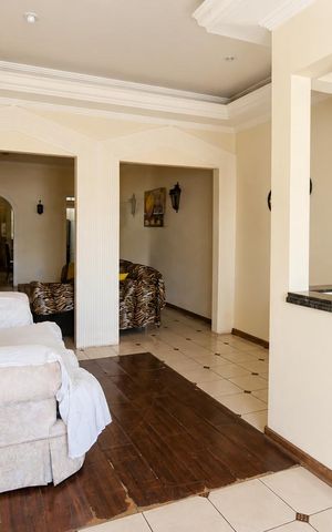 Casa à venda com 900m², 4 quartos e 4 vagas Casa à venda com 900m², 4 quartos e 4 vagasSala