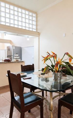 Casa à venda com 900m², 4 quartos e 4 vagas Casa à venda com 900m², 4 quartos e 4 vagasSala