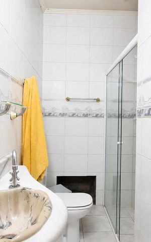 Casa à venda com 900m², 4 quartos e 4 vagas Casa à venda com 900m², 4 quartos e 4 vagasBanheiro