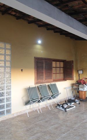 Casa à venda com 180m², 3 quartos e 4 vagasVaranda Frontal