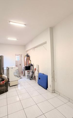 Casa à venda com 109m², 3 quartos e 3 vagasSalão ao lado com banheiro