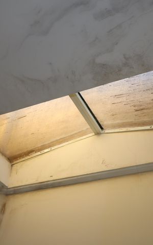 Casa à venda com 85m², 2 quartos e 2 vagasEscada