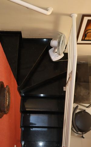 Casa à venda com 85m², 2 quartos e 2 vagasEscada