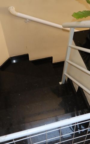 Casa à venda com 85m², 2 quartos e 2 vagasEscada