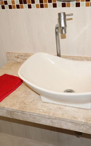 Casa à venda com 85m², 2 quartos e 2 vagasBanheiro suíte 1