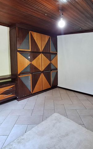 Casa à venda com 311m², 5 quartos e 3 vagas Casa à venda com 311m², 5 quartos e 3 vagasQuarto 1
