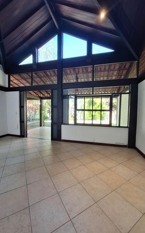 Casa à venda com 311m², 5 quartos e 3 vagas Casa à venda com 311m², 5 quartos e 3 vagasSala