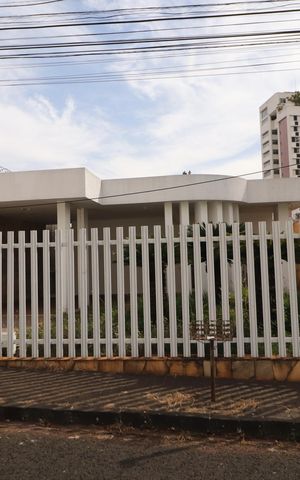 Casa para alugar com 180m², 4 quartos e 4 vagasFachada