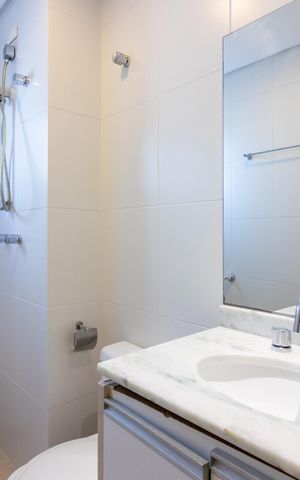 Apartamento para alugar com 151m², 3 quartos e 3 vagas Apartamento para alugar com 151m², 3 quartos e 3 vagasBanheiro da Suíte 1