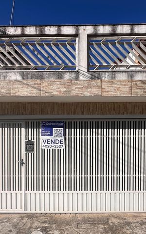 Casa à venda com 180m², 3 quartos e 2 vagas Casa à venda com 180m², 3 quartos e 2 vagasFachada