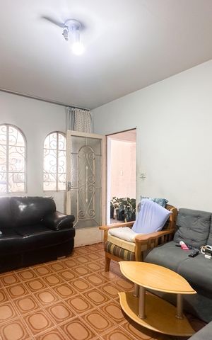 Casa à venda com 180m², 3 quartos e 2 vagas Casa à venda com 180m², 3 quartos e 2 vagasSala