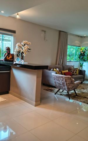 Casa à venda com 360m², 3 quartos e 5 vagas Casa à venda com 360m², 3 quartos e 5 vagasSala