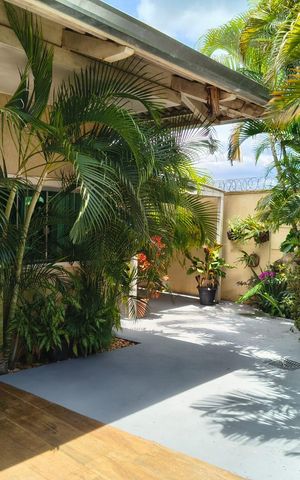 Casa à venda com 360m², 3 quartos e 5 vagas Casa à venda com 360m², 3 quartos e 5 vagasÁrea externa