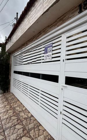 Casa à venda com 210m², 2 quartos e 2 vagasFachada 