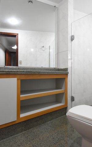 Apartamento à venda com 271m², 3 quartos e 3 vagasBanheiro da Suíte 2