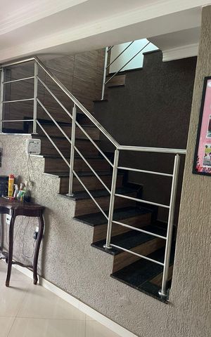 Casa de condomínio à venda com 300m², 4 quartos e 5 vagasEscada