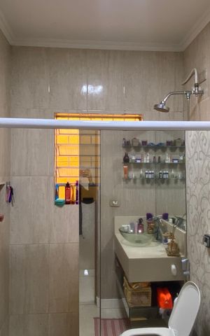 Casa à venda com 125m², 2 quartos e 2 vagas Casa à venda com 125m², 2 quartos e 2 vagasBanheiro