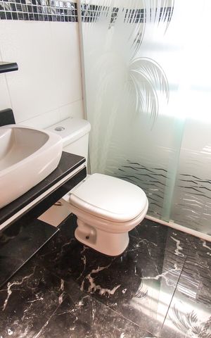 Casa à venda com 250m², 2 quartos e 2 vagasBanheiro da Suíte 2
