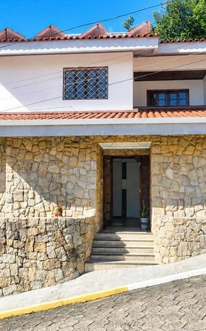 Casa de condomínio para alugar com 224m², 5 quartos e 5 vagas Casa de condomínio para alugar com 224m², 5 quartos e 5 vagasFachada